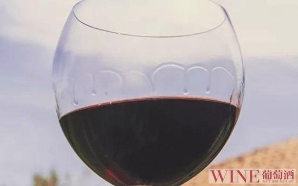 葡萄酒为何“杯壁下流”？科学家有新解析