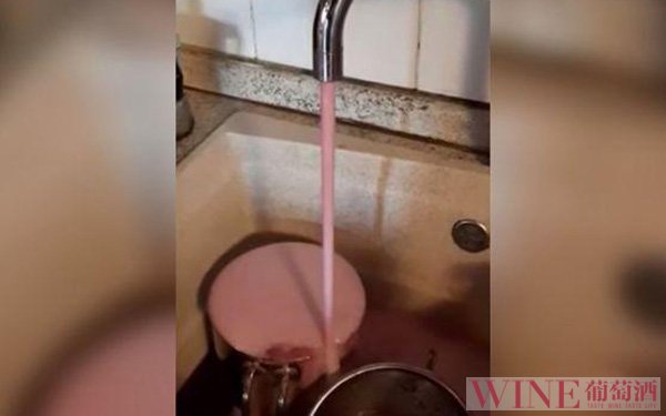 意大利一酒厂酒窖泄漏村民家水管流出红酒