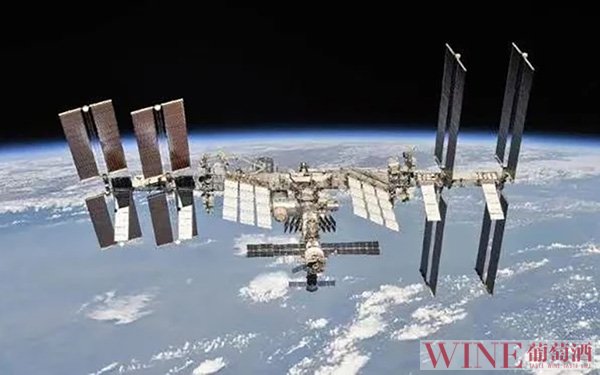 告别空间站，12瓶葡萄酒启程回地球
